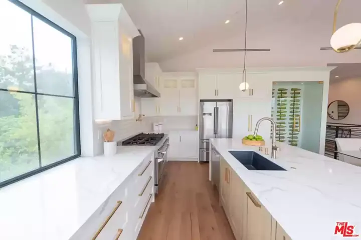 Modern LA Home with Breath-Taking Views - 14