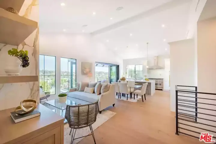 Modern LA Home with Breath-Taking Views - 15