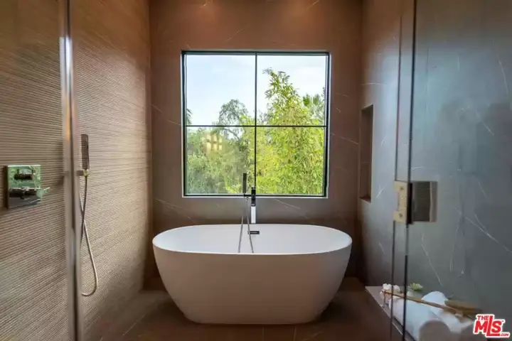 Modern LA Home with Breath-Taking Views - 16