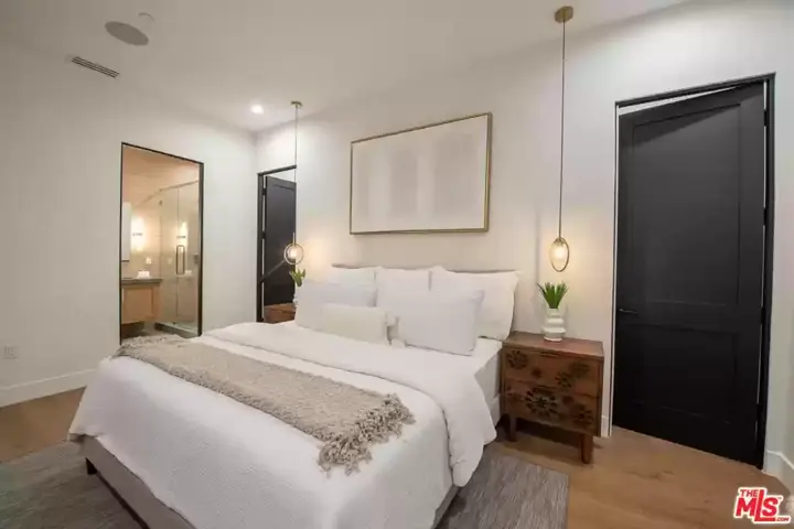 Modern LA Home with Breath-Taking Views - 17