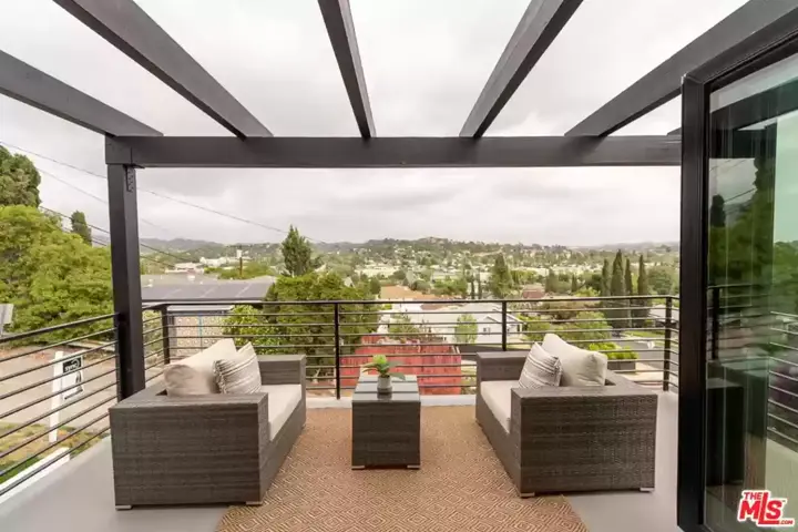 Modern LA Home with Breath-Taking Views - 18