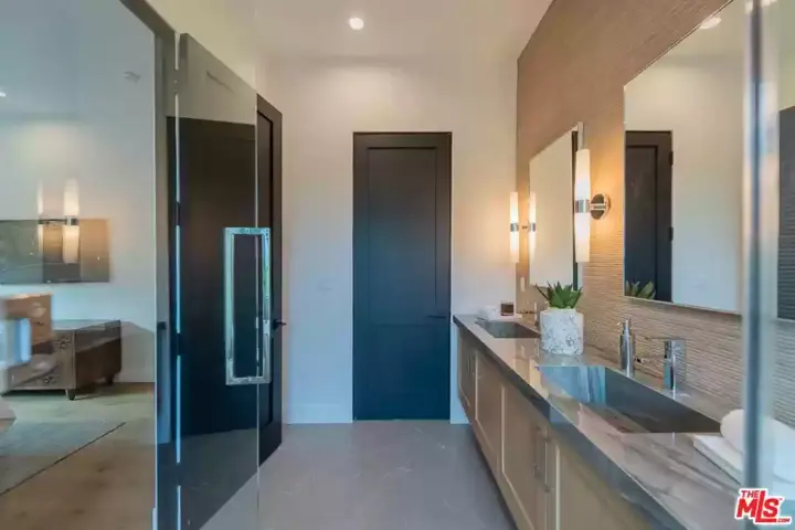 Modern LA Home with Breath-Taking Views - 19