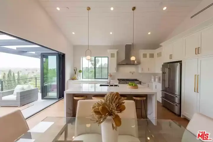 Modern LA Home with Breath-Taking Views - 21