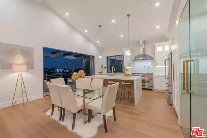 Modern LA Home with Breath-Taking Views - 22