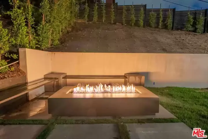 Modern LA Home with Breath-Taking Views - 26