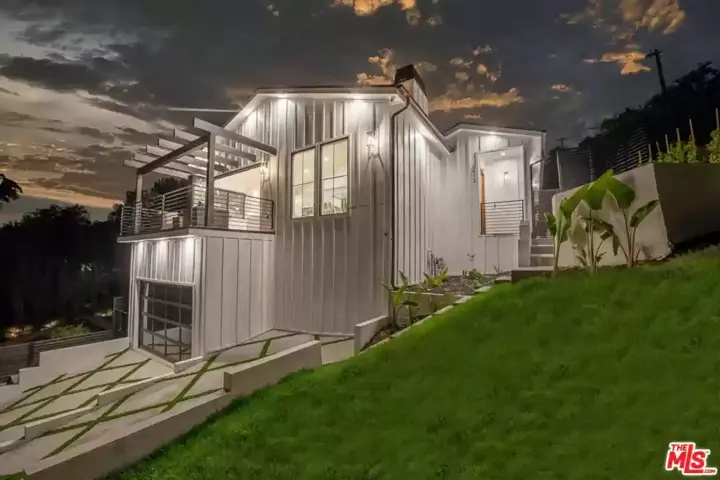 Modern LA Home with Breath-Taking Views - 27