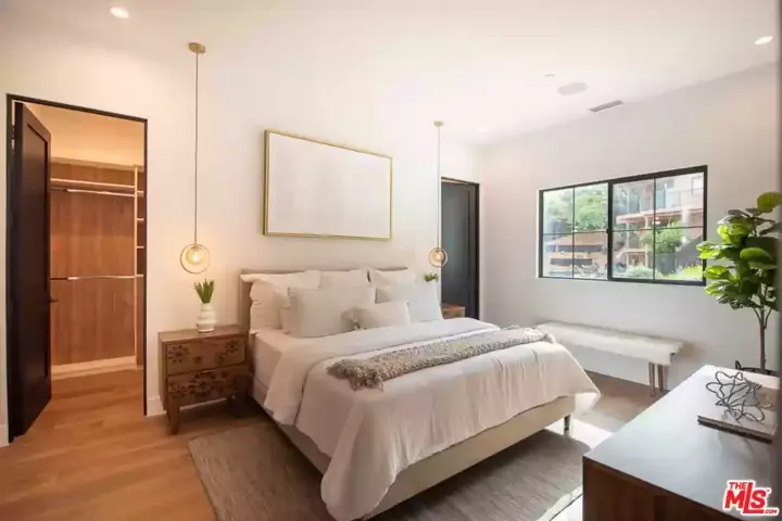 Modern LA Home with Breath-Taking Views - 28