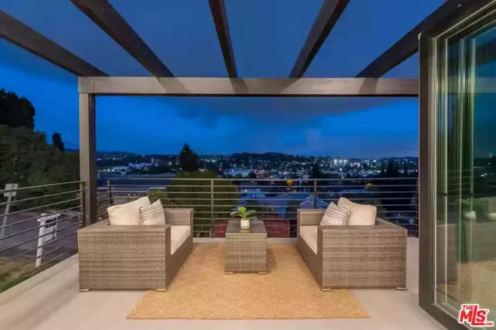 Modern LA Home with Breath-Taking Views - 29