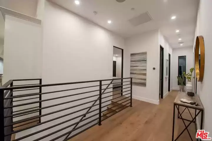 Modern LA Home with Breath-Taking Views - 31