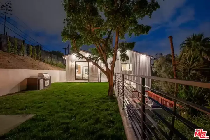 Modern LA Home with Breath-Taking Views - 32