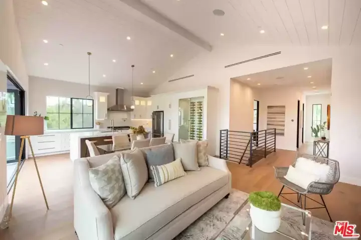 Modern LA Home with Breath-Taking Views - 33