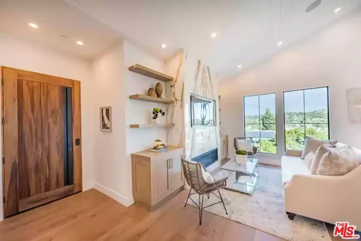 Modern LA Home with Breath-Taking Views - 34