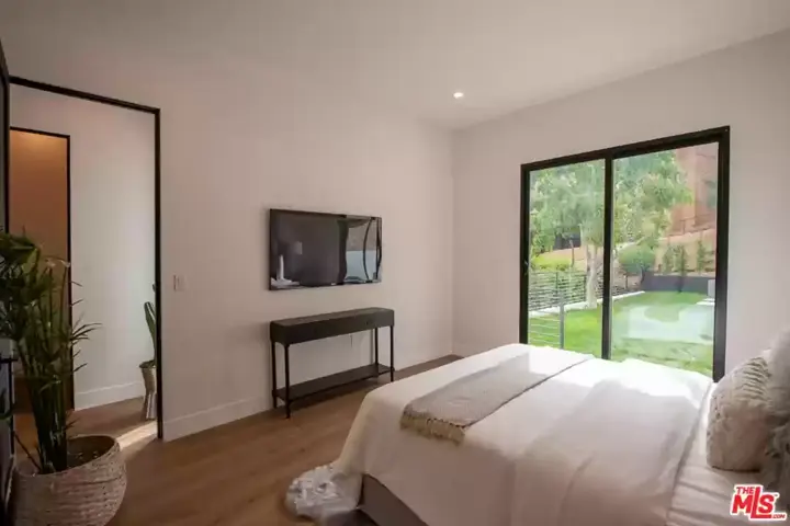 Modern LA Home with Breath-Taking Views - 35