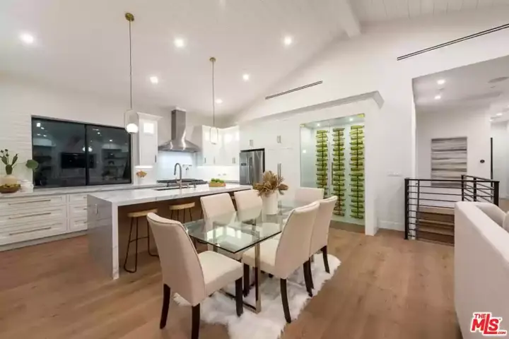 Modern LA Home with Breath-Taking Views - 36