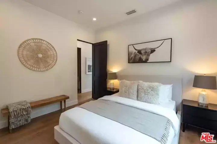 Modern LA Home with Breath-Taking Views - 38