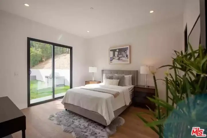 Modern LA Home with Breath-Taking Views - 39