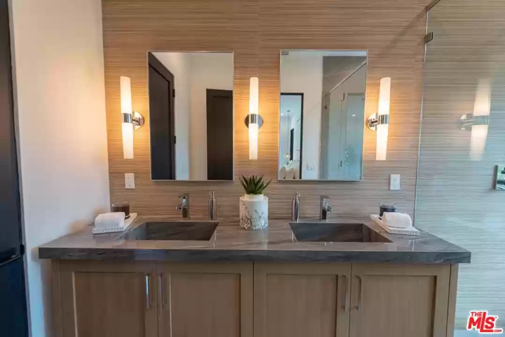 Modern LA Home with Breath-Taking Views - 40