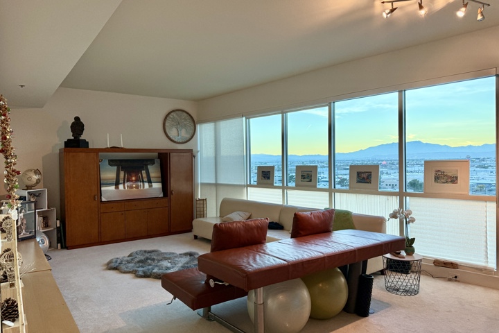 Stunning Condo with Panoramic Mountain View - 1