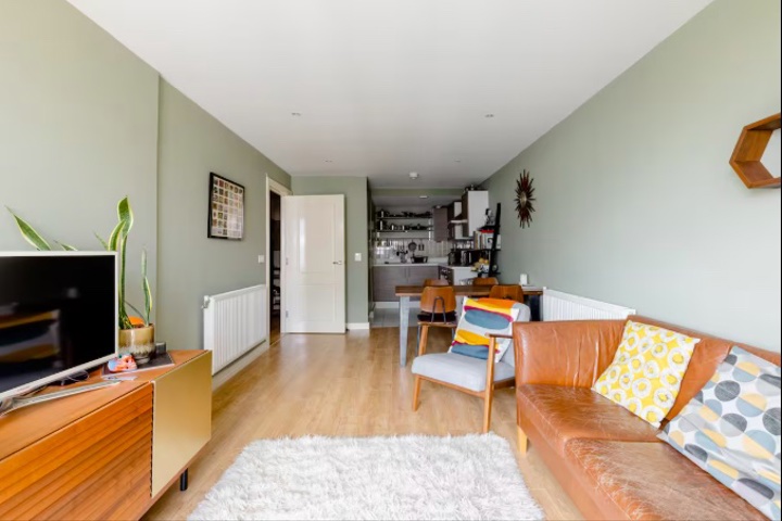 Modern 2-bed apartment in zone 3 London - 1