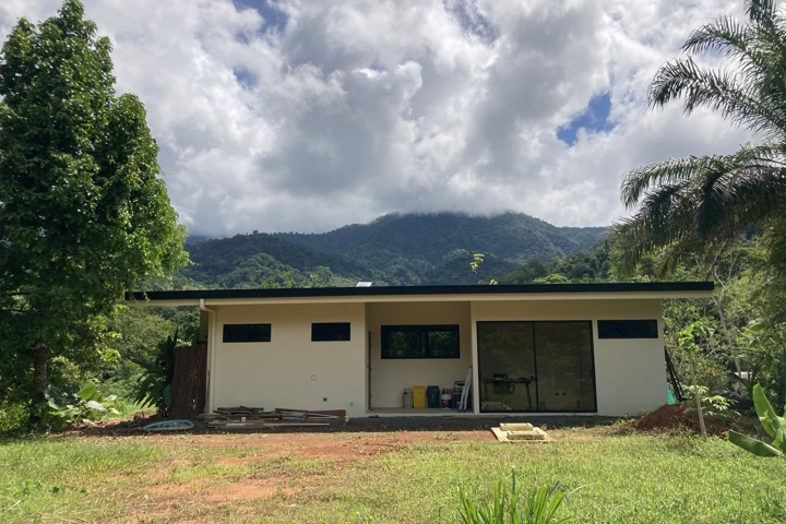 Jungle house between mountains and ocean - 4
