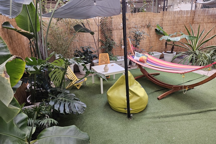 Cozy bright apartment with a lush patio - 4