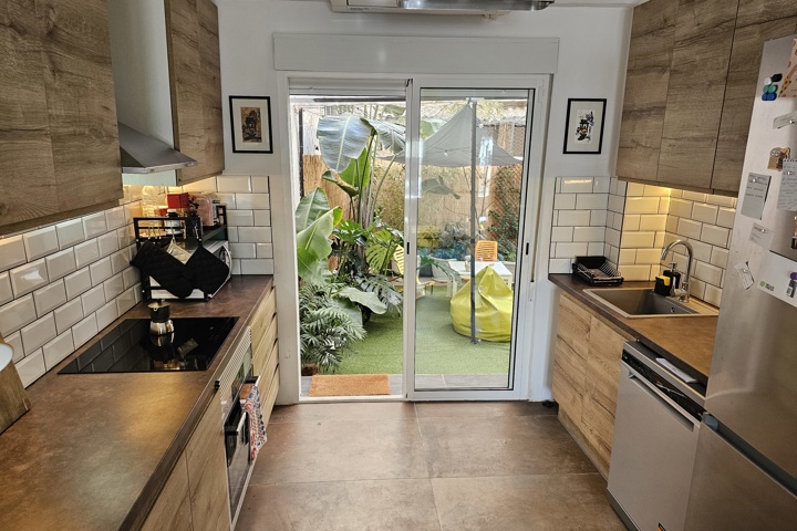 Cozy bright apartment with a lush patio - 2