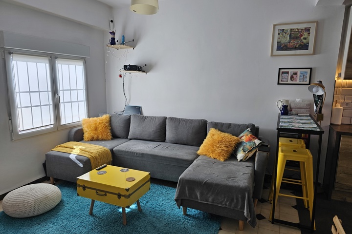 Cozy bright apartment with a lush patio - 1