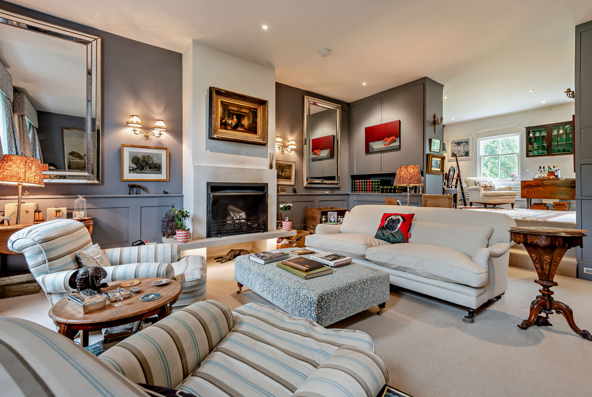 Detached house + 8 acres of woods near lovely town