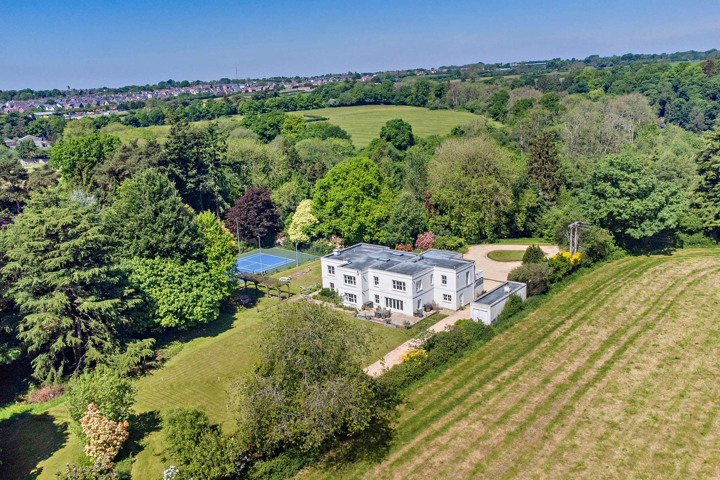 Detached house + 8 acres of woods near lovely town - 2