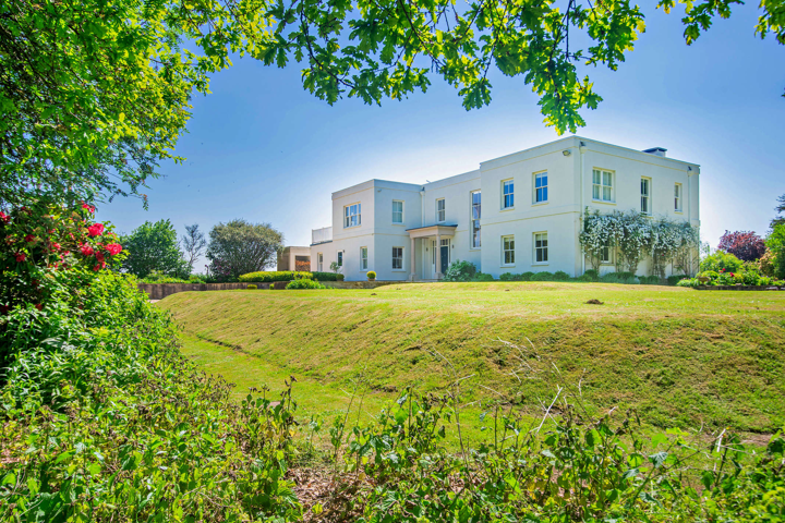 Detached house + 8 acres of woods near lovely town - 1