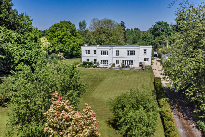 Detached house + 8 acres of woods near lovely town - 4