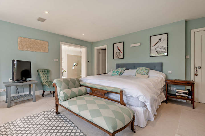 Detached house + 8 acres of woods near lovely town - 9