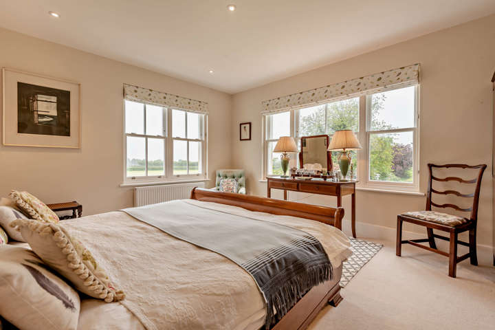 Detached house + 8 acres of woods near lovely town - 10