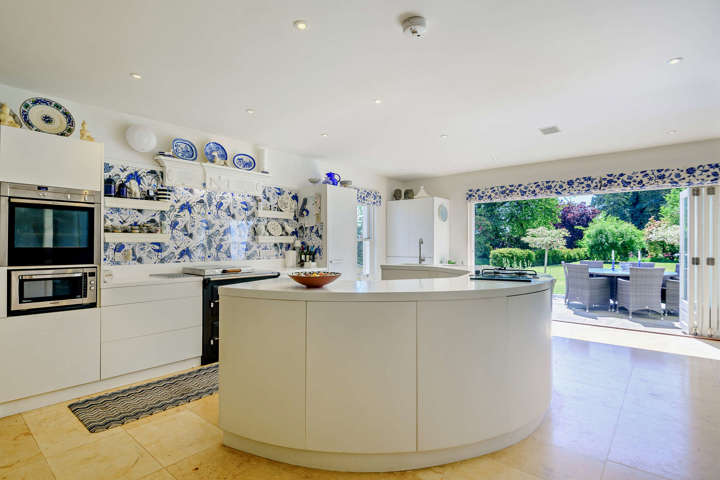 Detached house + 8 acres of woods near lovely town - 6