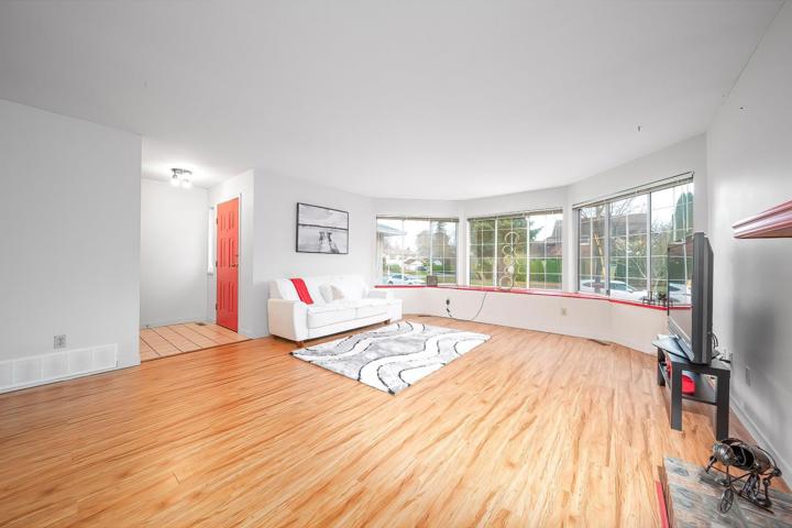 Bright & Comfortable House in Surrey, BC (Ne - 2