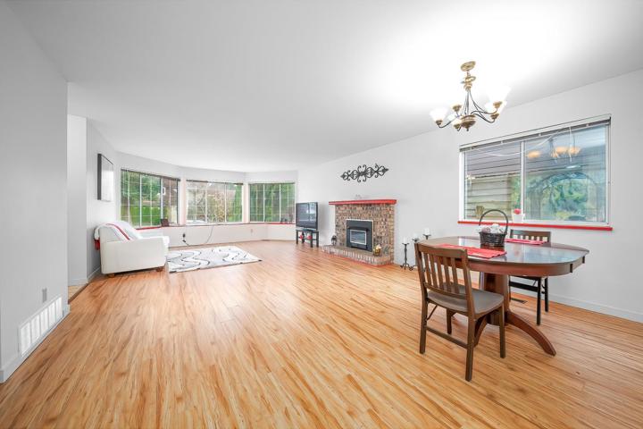 Bright & Comfortable House in Surrey, BC (Ne - 3