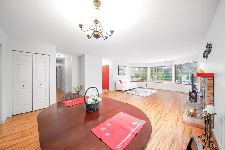 Bright & Comfortable House in Surrey, BC (Ne - 4