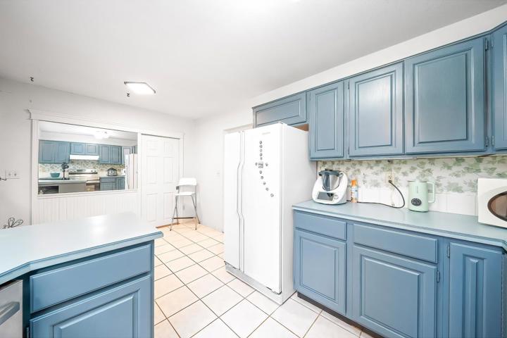 Bright & Comfortable House in Surrey, BC (Ne - 6