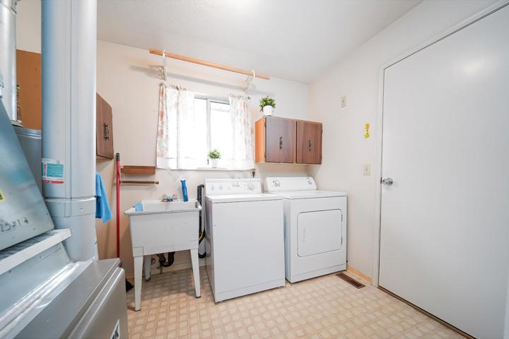 Bright & Comfortable House in Surrey, BC (Ne - 15