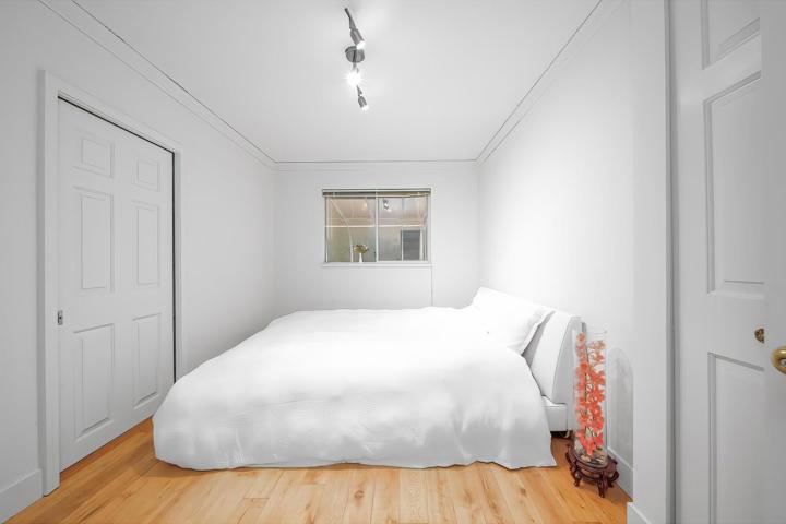 Bright & Comfortable House in Surrey, BC (Ne - 10