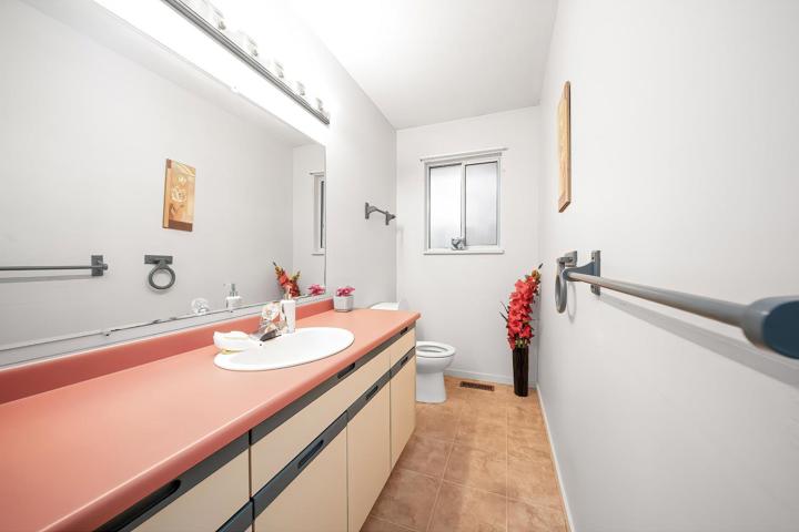 Bright & Comfortable House in Surrey, BC (Ne - 11