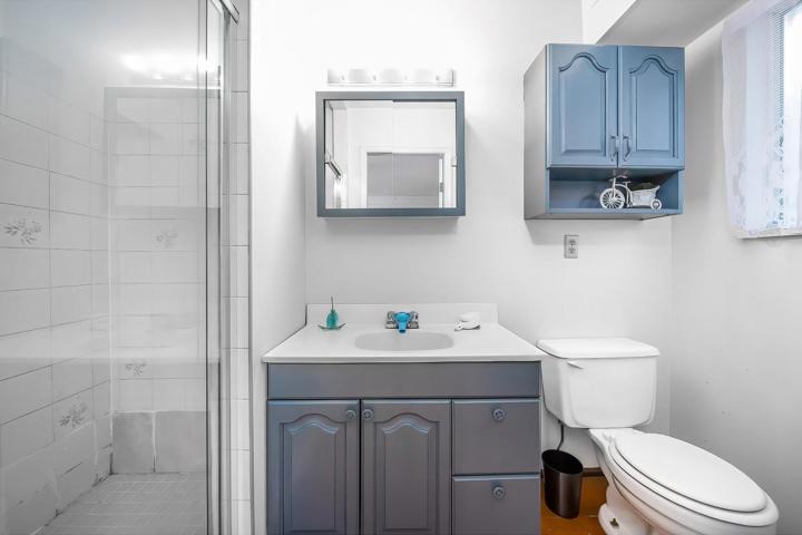 Bright & Comfortable House in Surrey, BC (Ne - 9