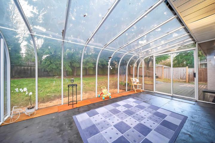 Bright & Comfortable House in Surrey, BC (Ne - 12