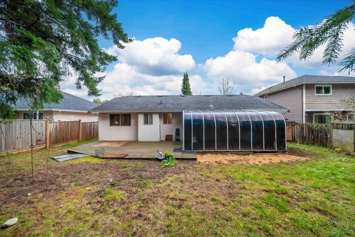 Bright & Comfortable House in Surrey, BC (Ne - 13