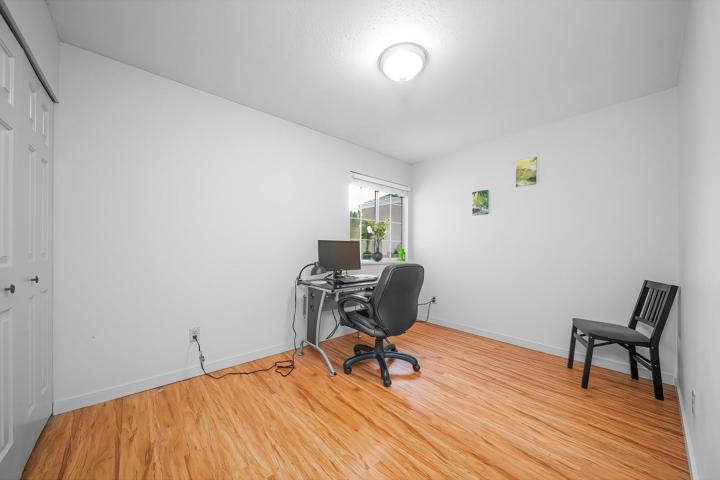 Bright & Comfortable House in Surrey, BC (Ne - 7