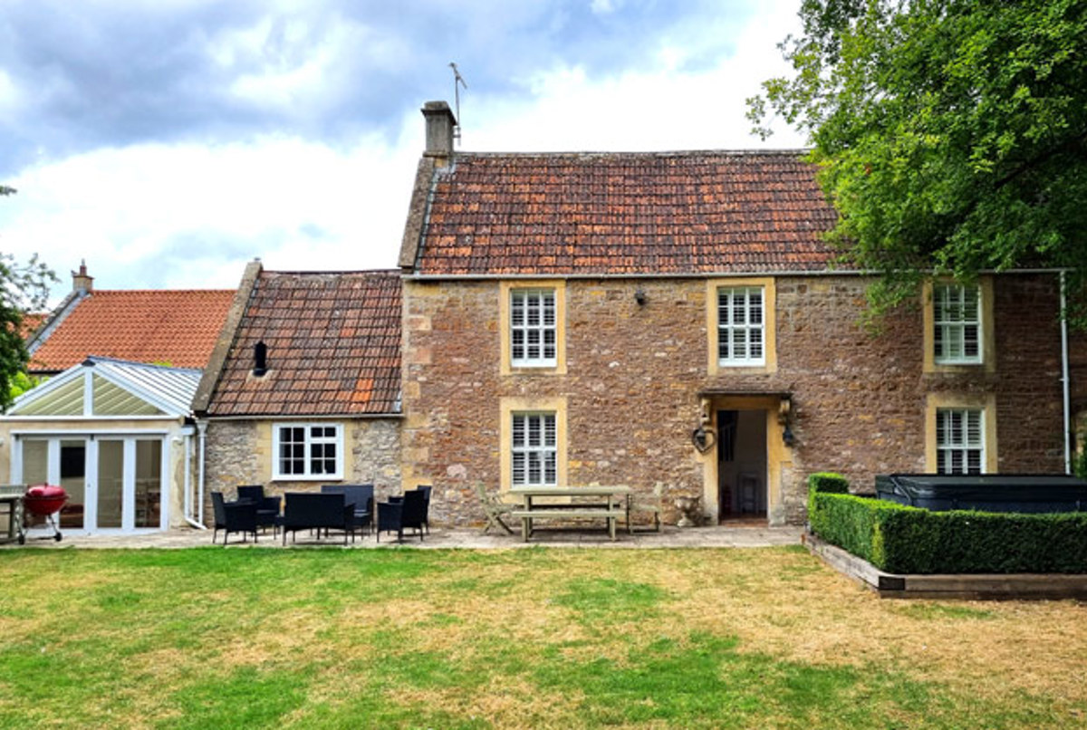 Wellow FarmHouse - olde worlde village farmhouse