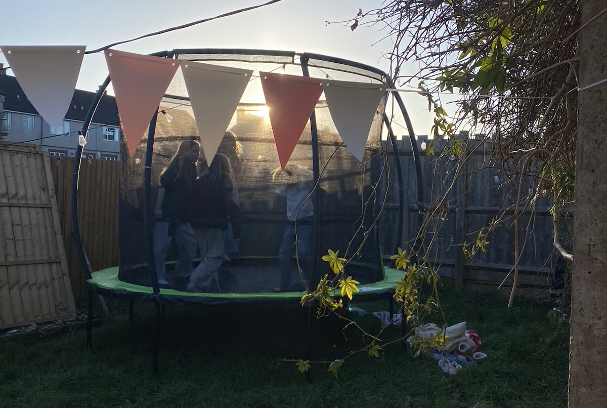 Family Home with Sunny Garden & Trampoline