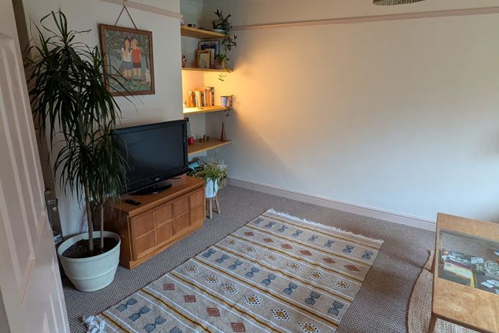 Family Home with Sunny Garden & Trampoline - 2