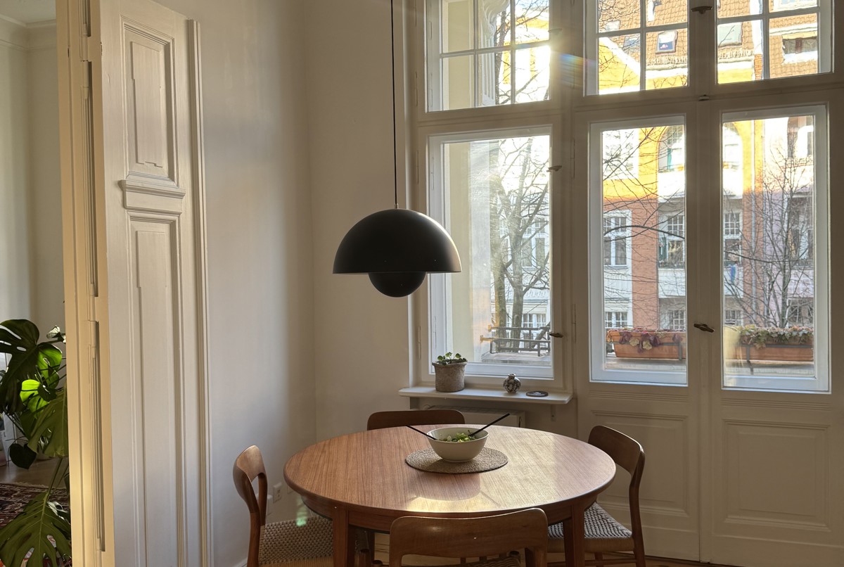 Beautiful flat with high ceilings & lots of light