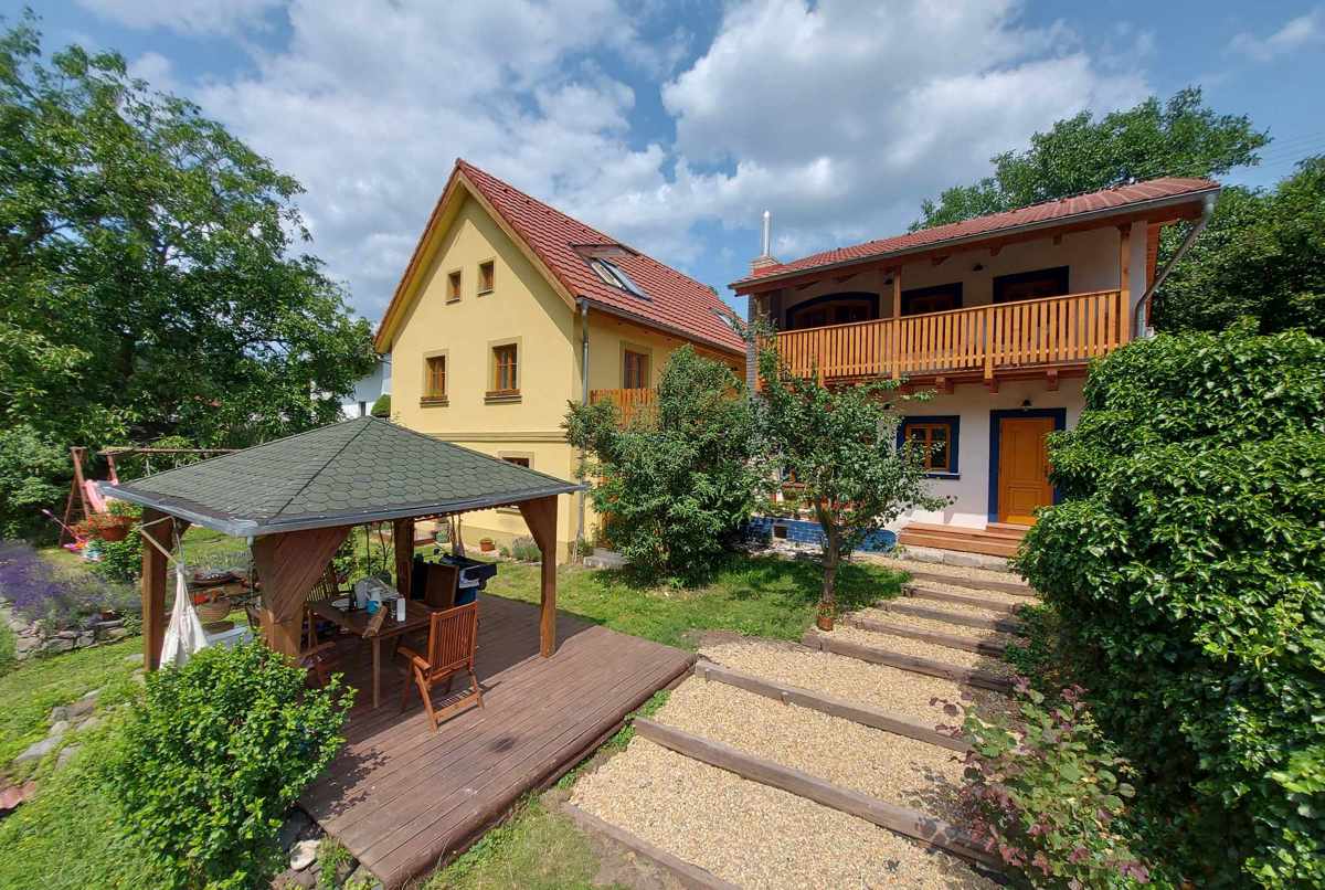 Ubytování rodinného typu s přírodou okolo.